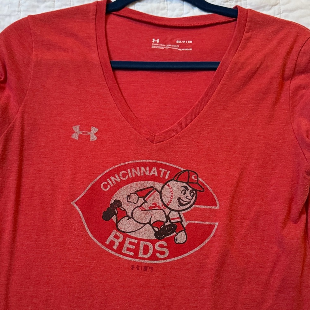 Under Armour Red Cincinnati Reds V-Neck Tee